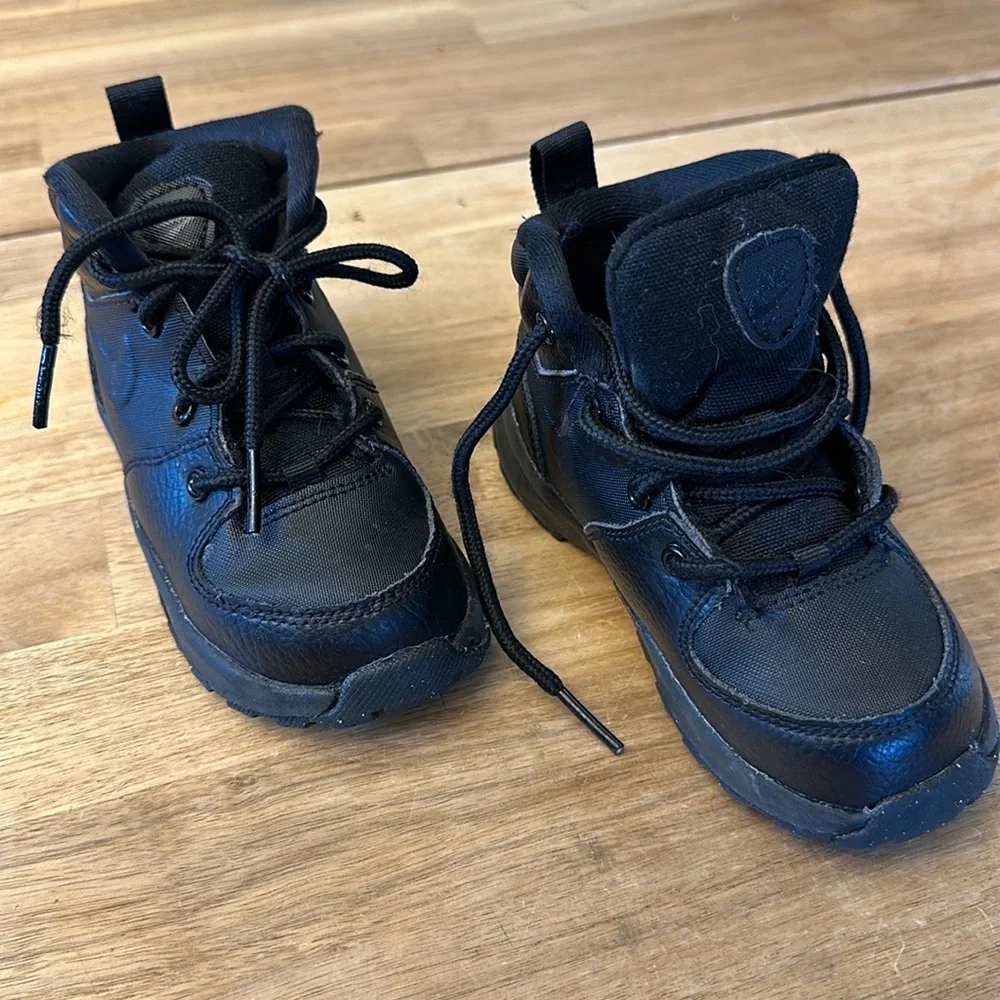 NIKE Manoa sneaker boots